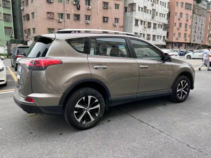 广州17年丰田RAV44
