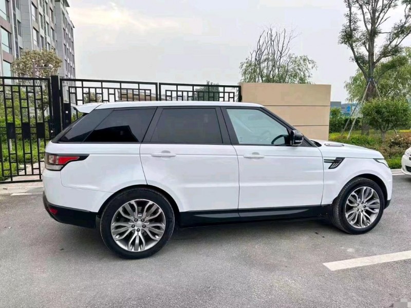 青岛16年路虎揽胜运动9