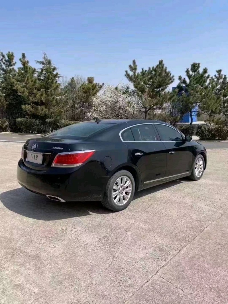 青岛10年别克君越8