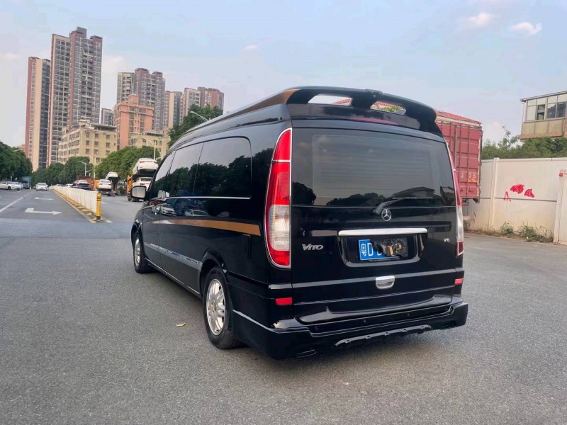 深圳14年奔驰威霆8