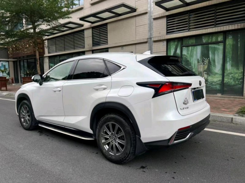 中山18年雷克萨斯NX4