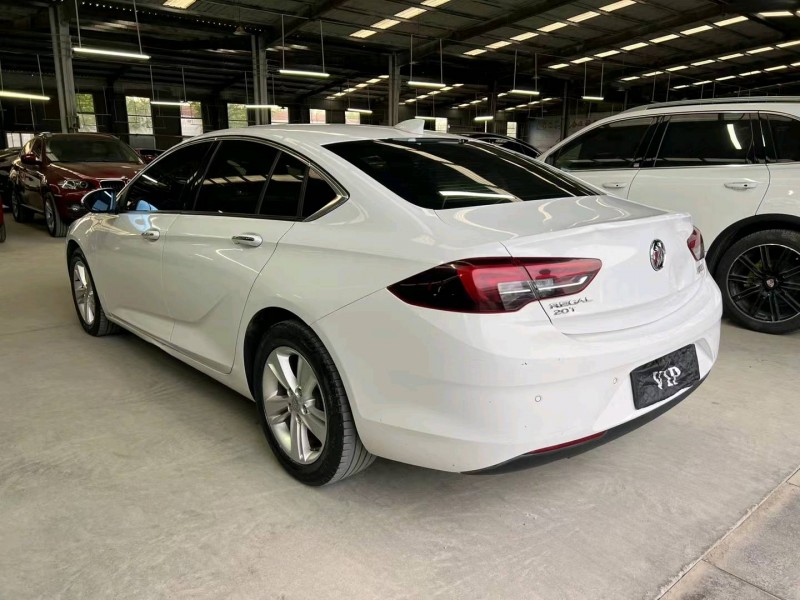 济宁18年别克君威8