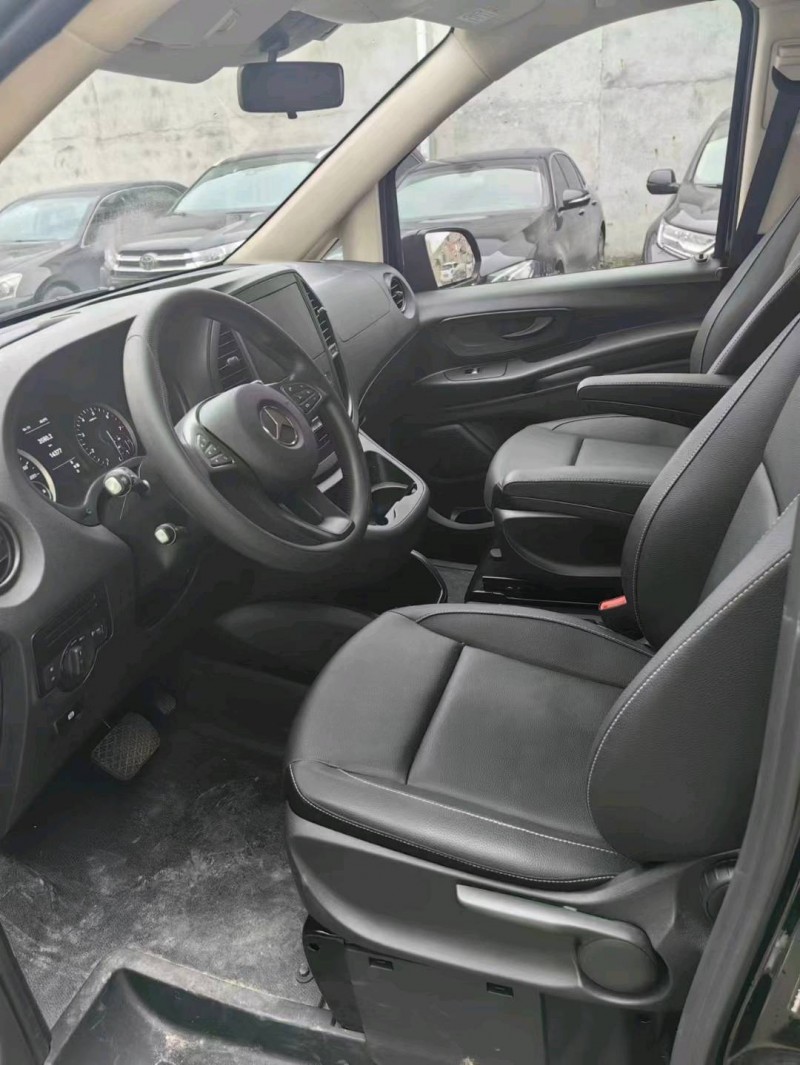 中山21年奔驰威霆4