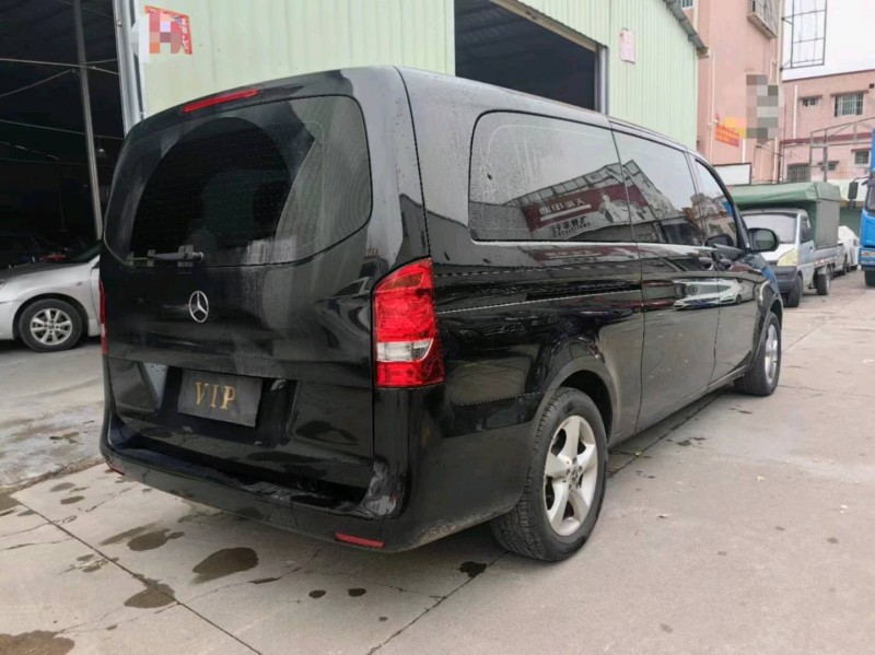 中山21年奔驰威霆8