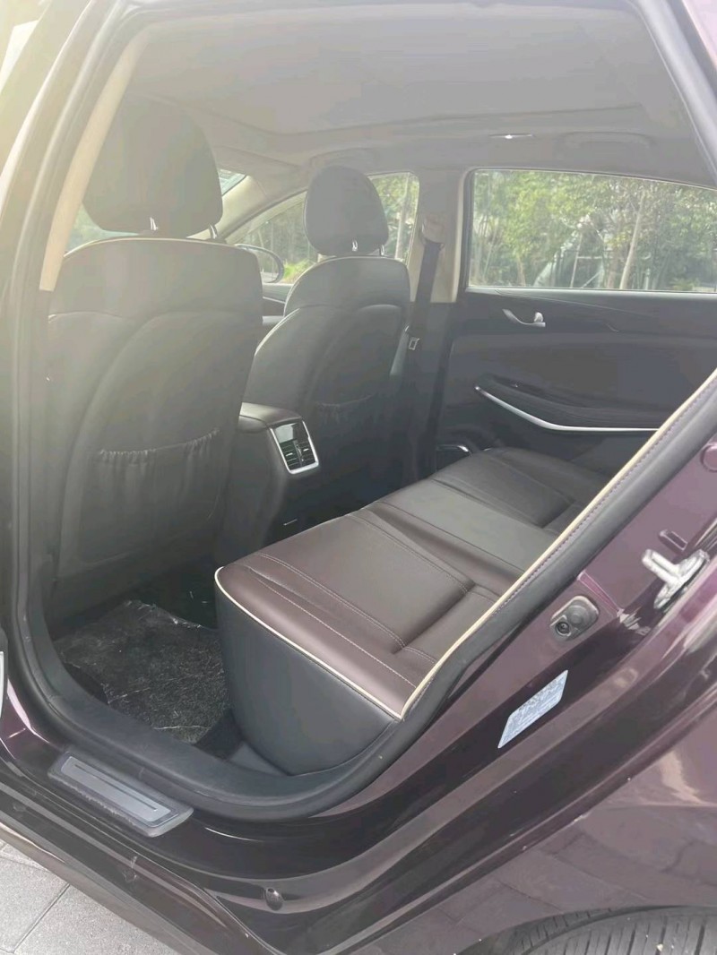 成都18年长安汽车睿骋CC5