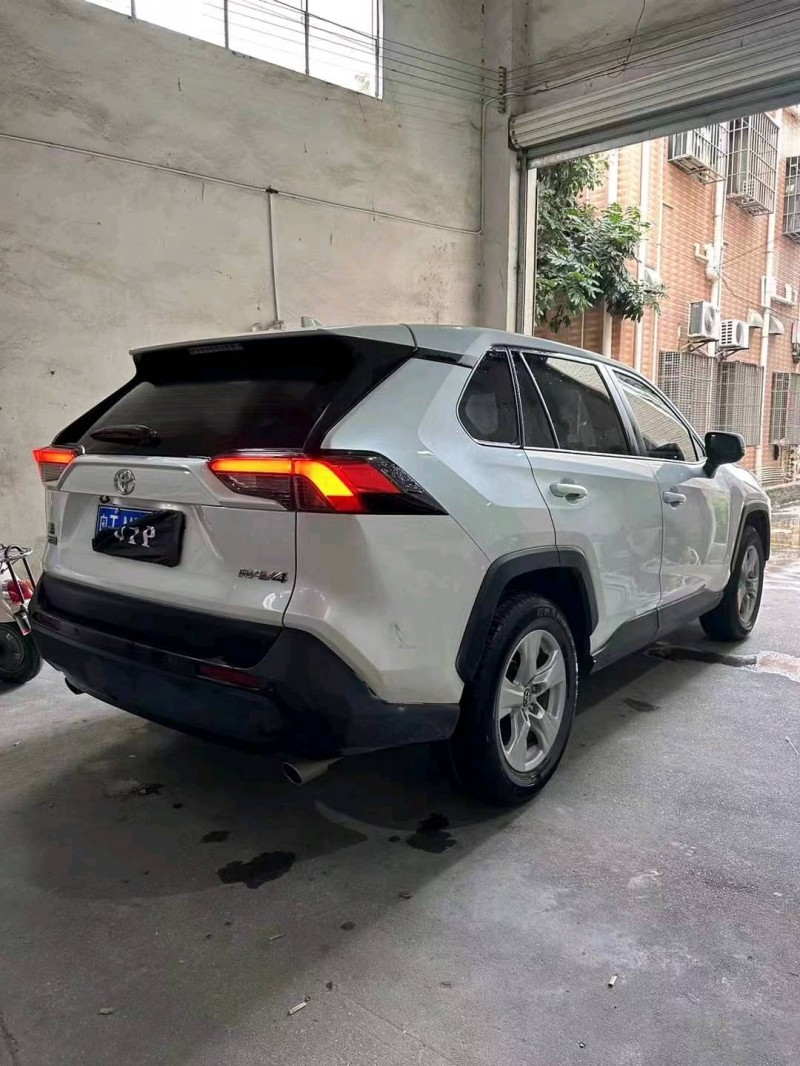 深圳22年丰田RAV42