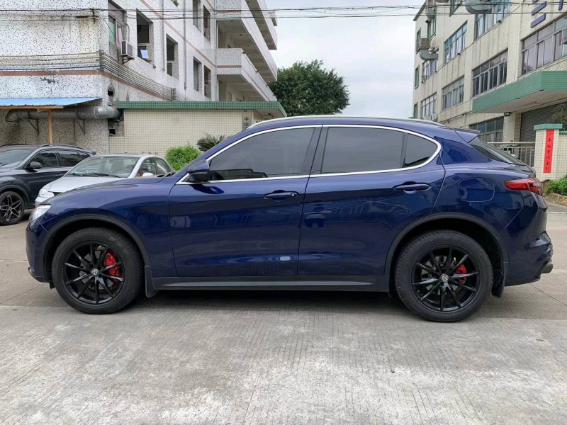 中山19年阿尔法·罗密欧Stelvio3