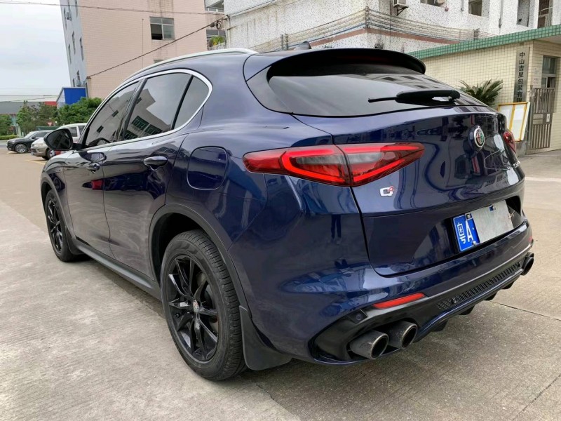 中山19年阿尔法·罗密欧Stelvio5