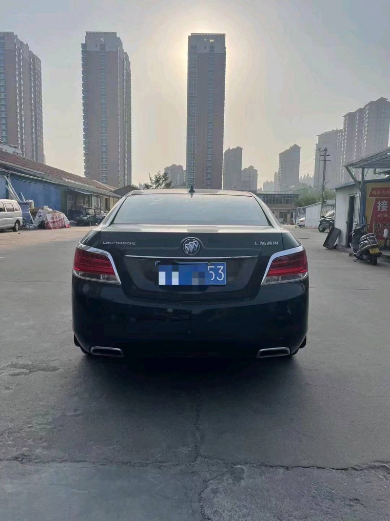 青岛12年别克君越9