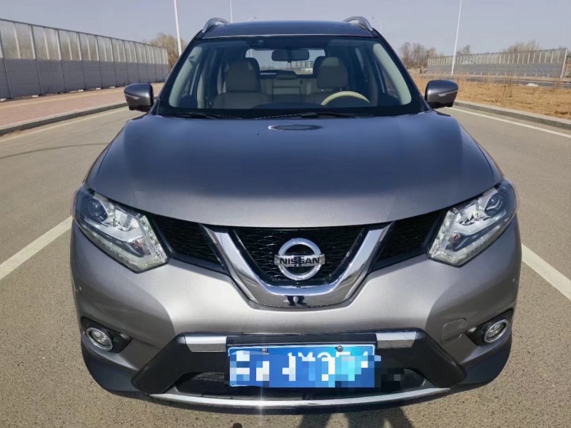 鶴崗14年日產奇駿1