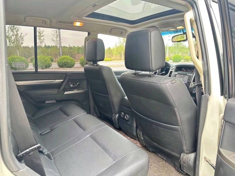 保定17年三菱帕杰罗4