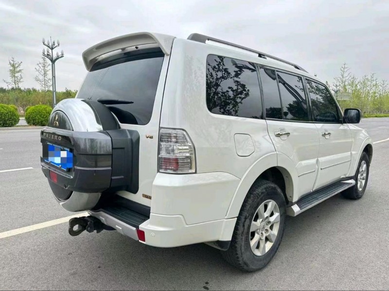 保定17年三菱帕杰罗8