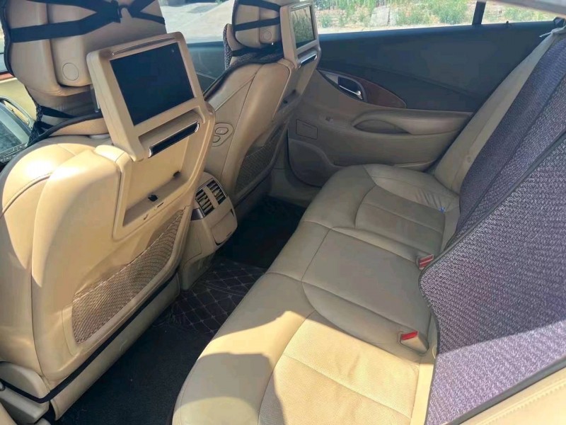 青岛10年别克君越8