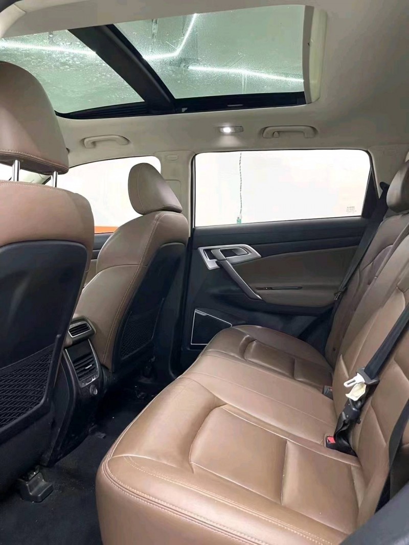 成都17年吉利博越7