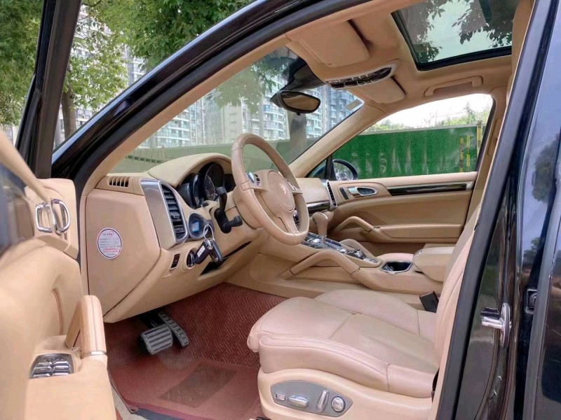 成都14年保时捷卡宴4