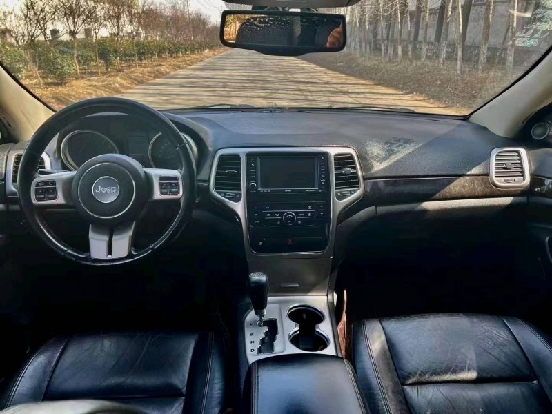 青岛13年Jeep大切诺基4