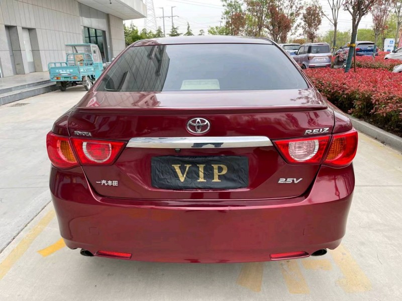 济宁12年丰田锐志9