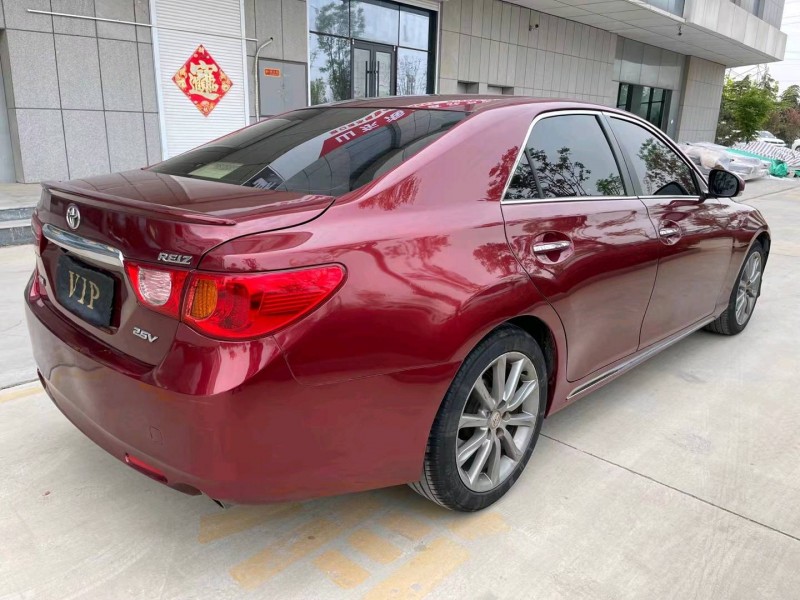 济宁12年丰田锐志8