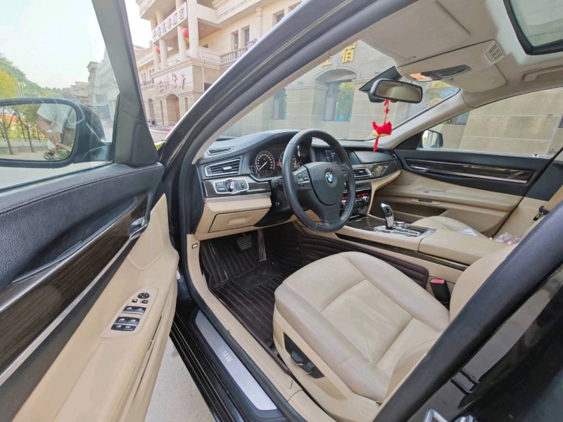 济南11年宝马7系8