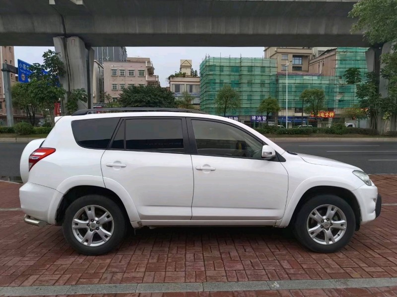东莞13年丰田RAV42