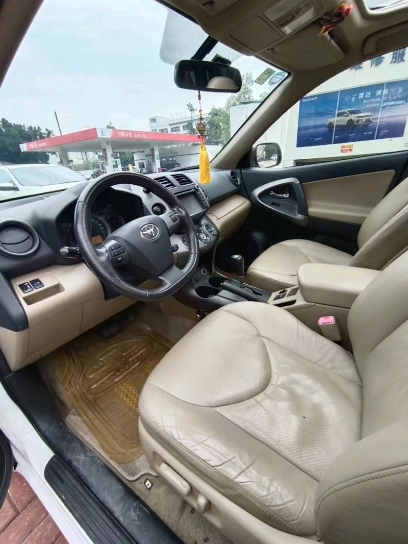 东莞13年丰田RAV44