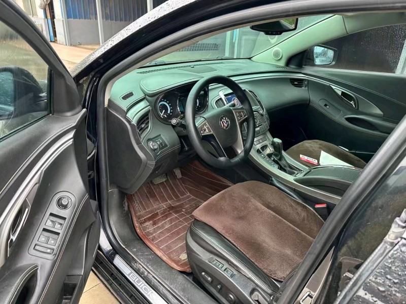 青岛12年别克君越8