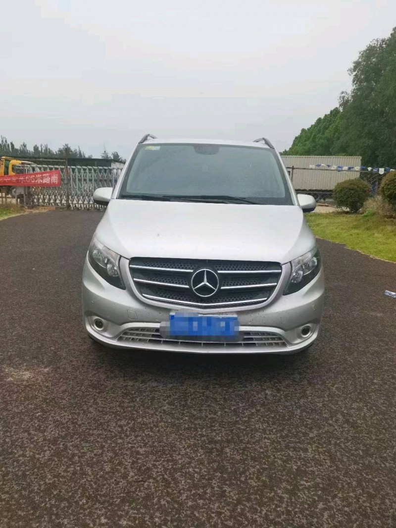 青岛17年奔驰威霆1