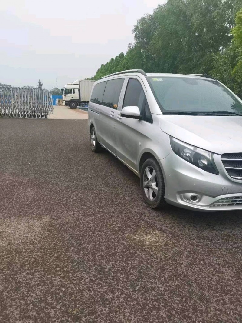 青岛17年奔驰威霆4