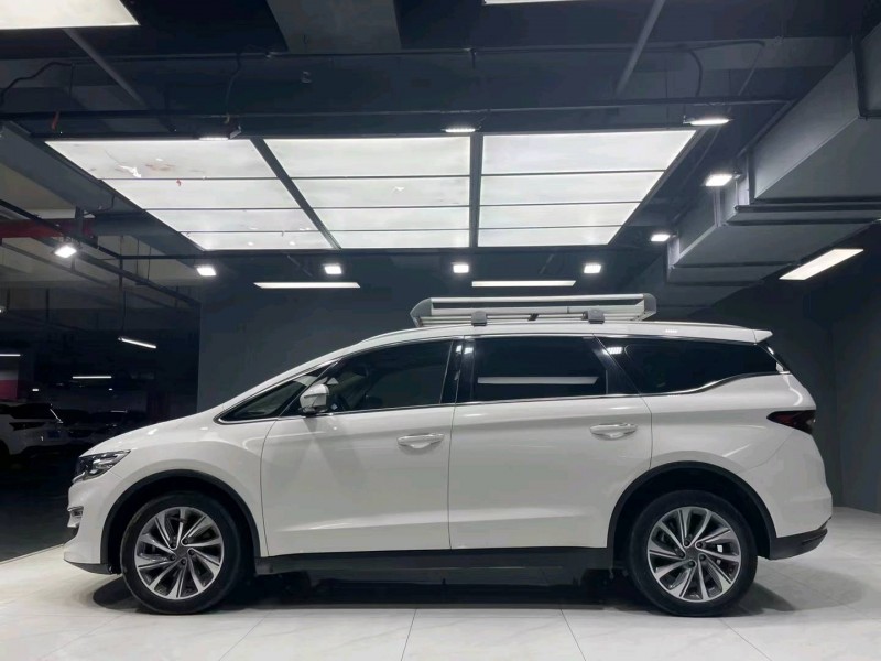 成都19年吉利嘉际8