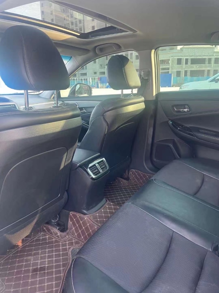 青岛17年本田思铂睿4