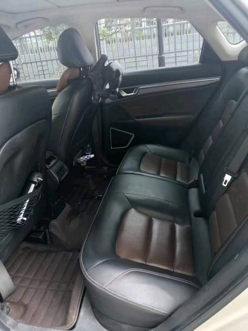 成都17年吉利帝豪GS8