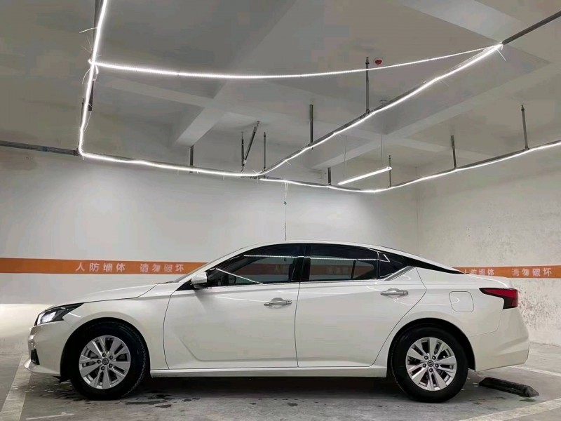 成都20年日产天籁3