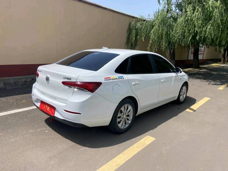 青岛18年别克英朗8