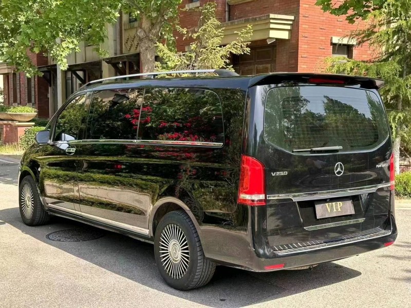 青岛18年奔驰威霆8