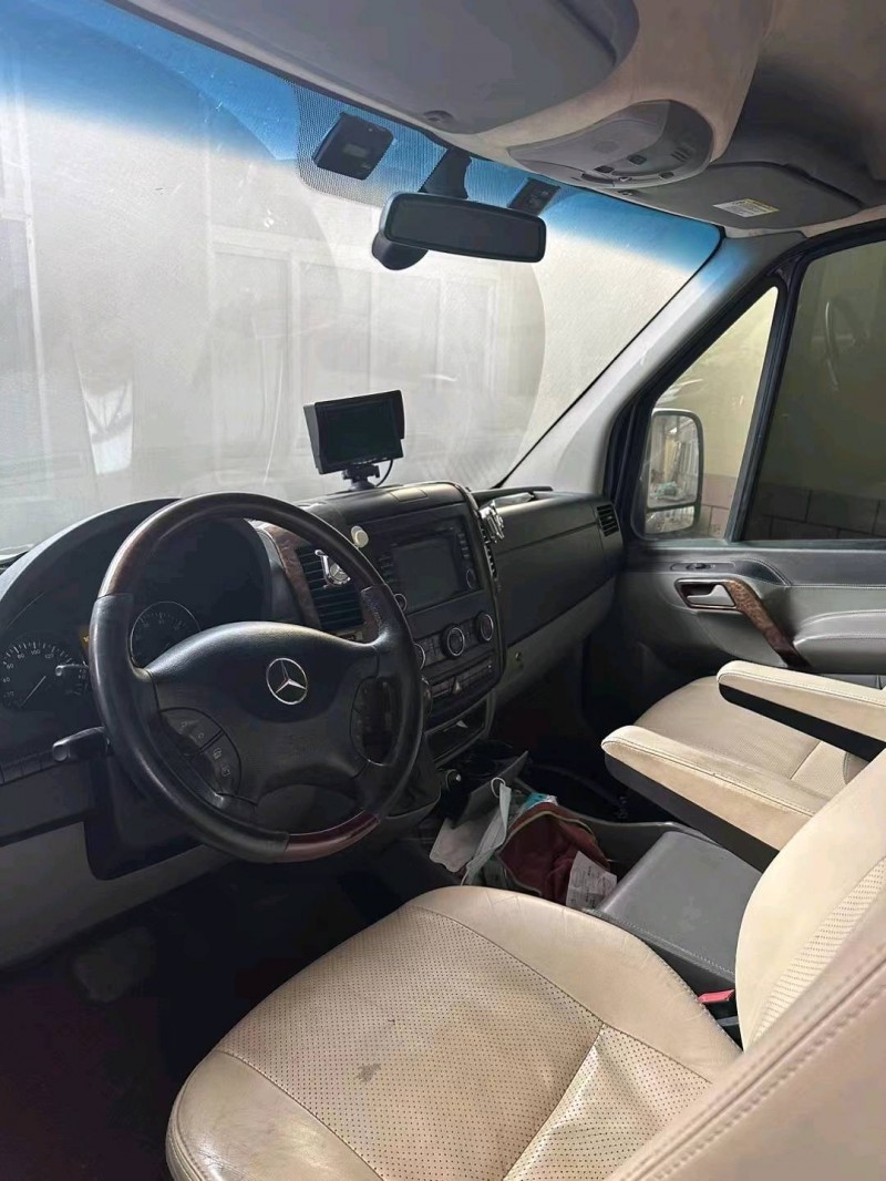 青岛12年奔驰斯宾特3