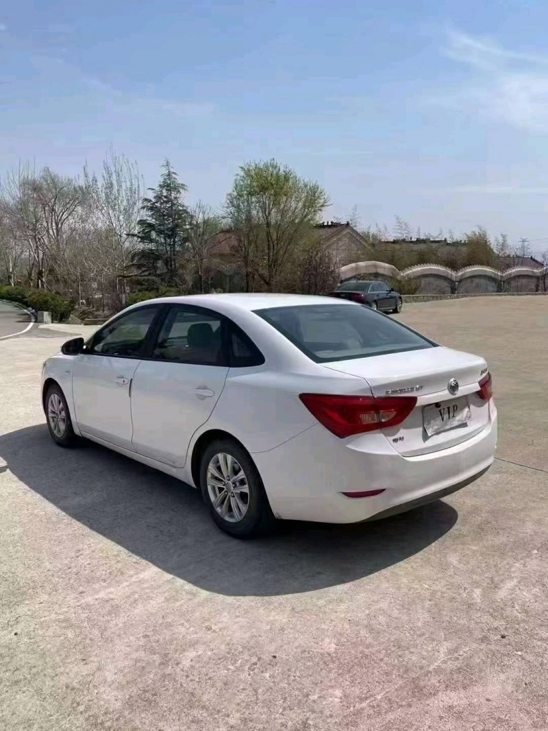 青岛17年别克英朗7