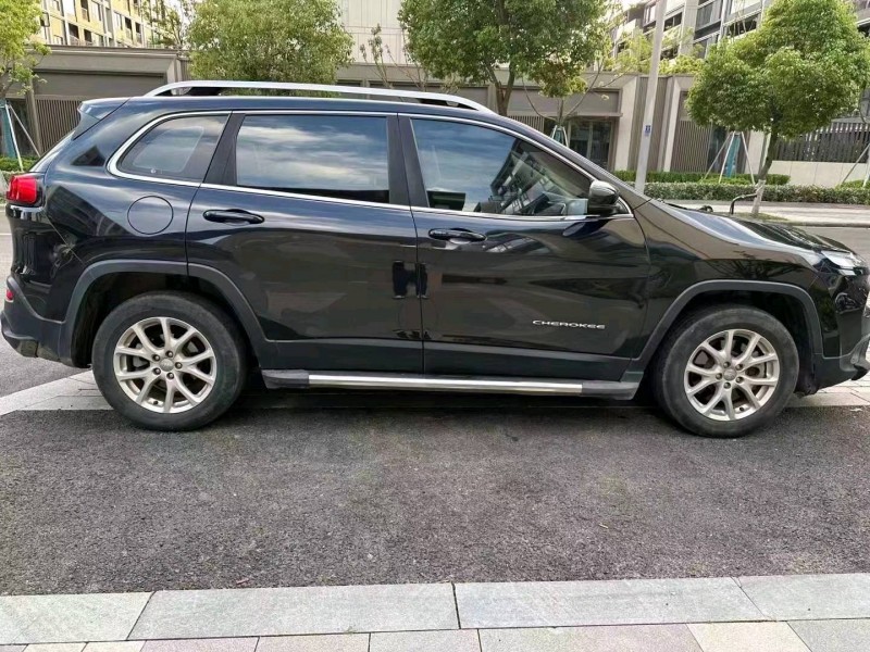 嘉兴18年Jeep自由光3