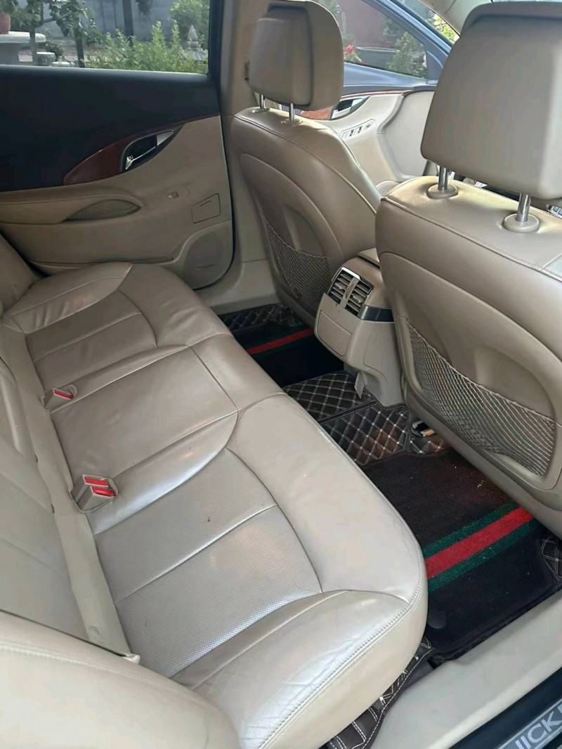 青岛12年别克君越8