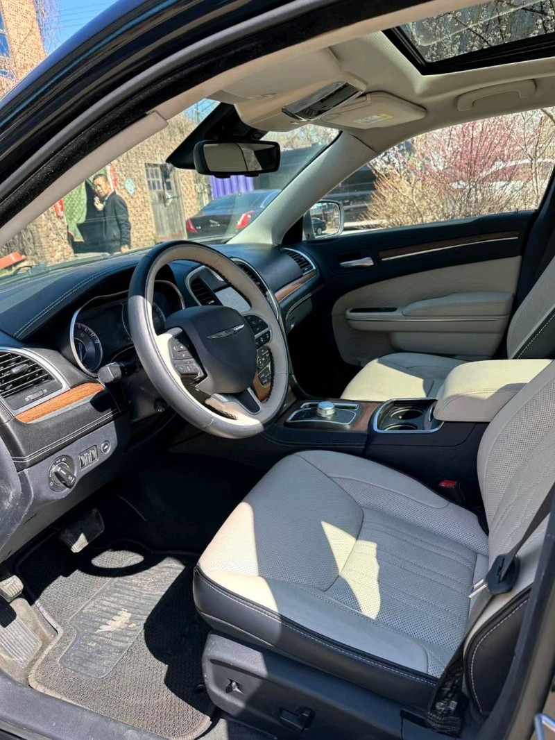 沈阳17年克莱斯勒300C5