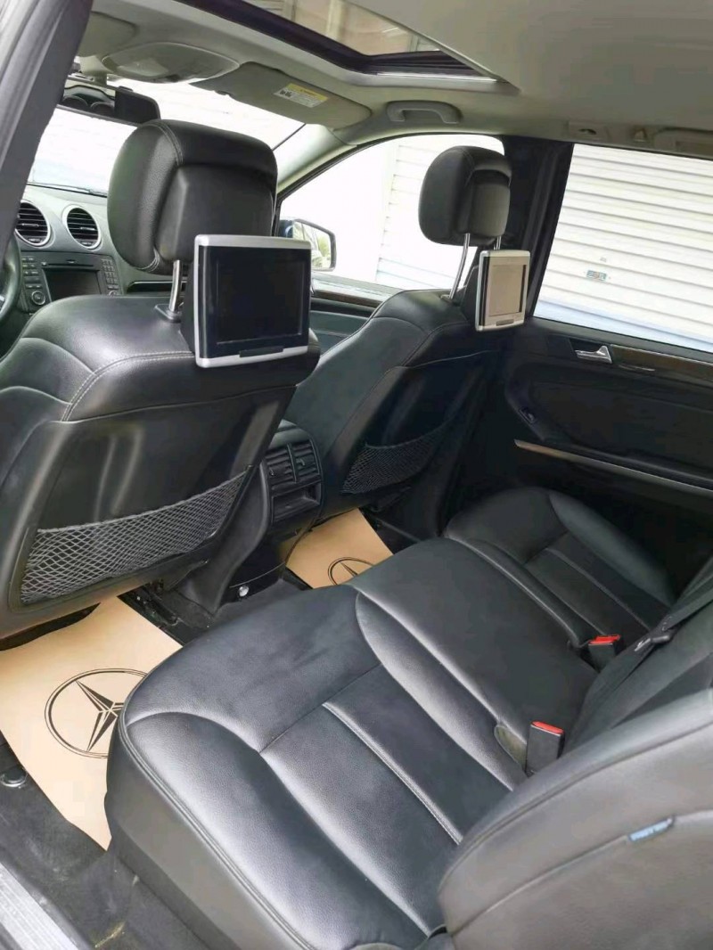 东营11年奔驰GL8