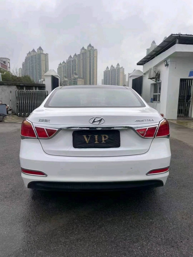 宜昌14年现代名图8