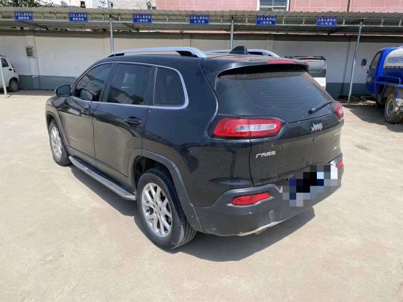 赤峰18年Jeep自由光4