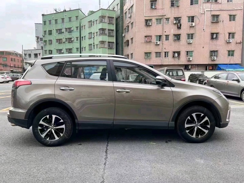 广州17年丰田RAV44