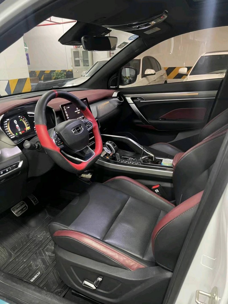 成都19年吉利缤越8