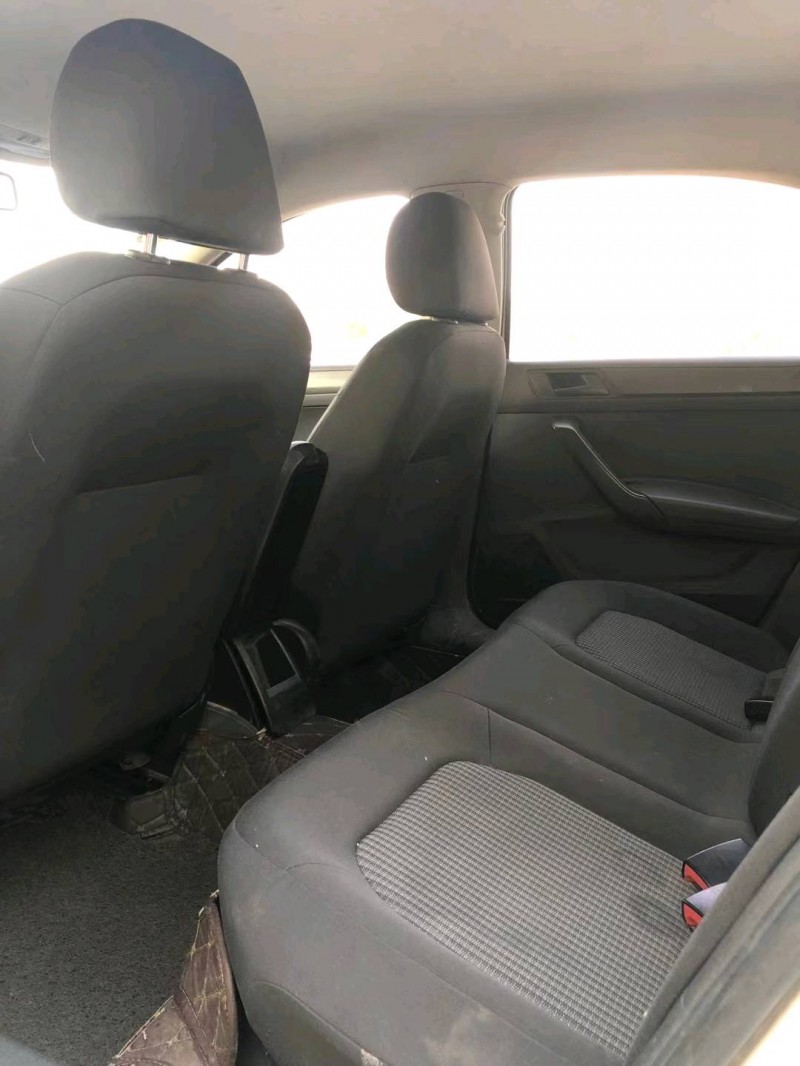 保定17年大众桑塔纳5