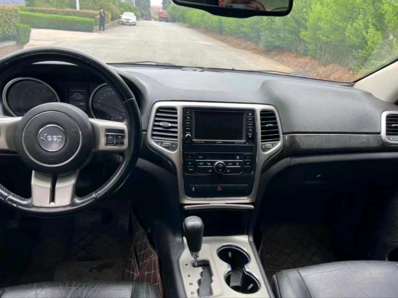 青岛13年Jeep大切诺基4