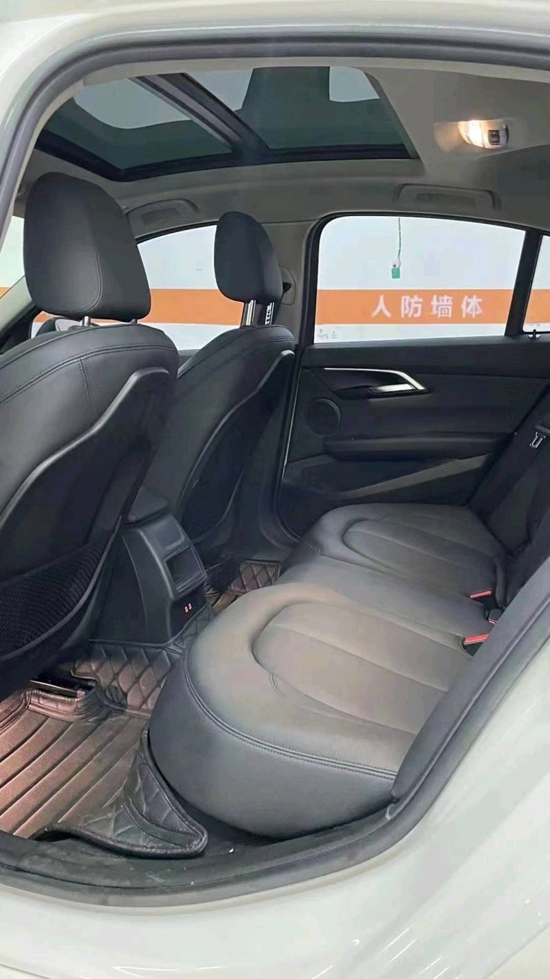 成都19年宝马1系8