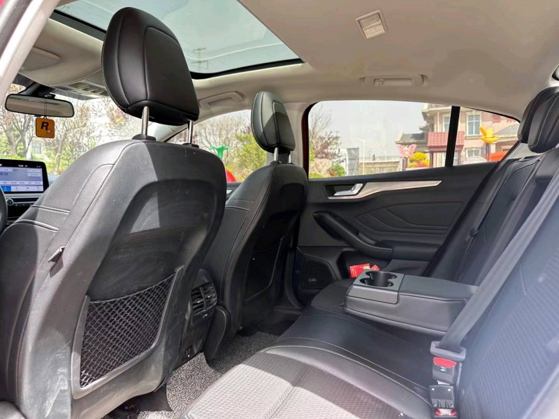 青岛20年福特福克斯8