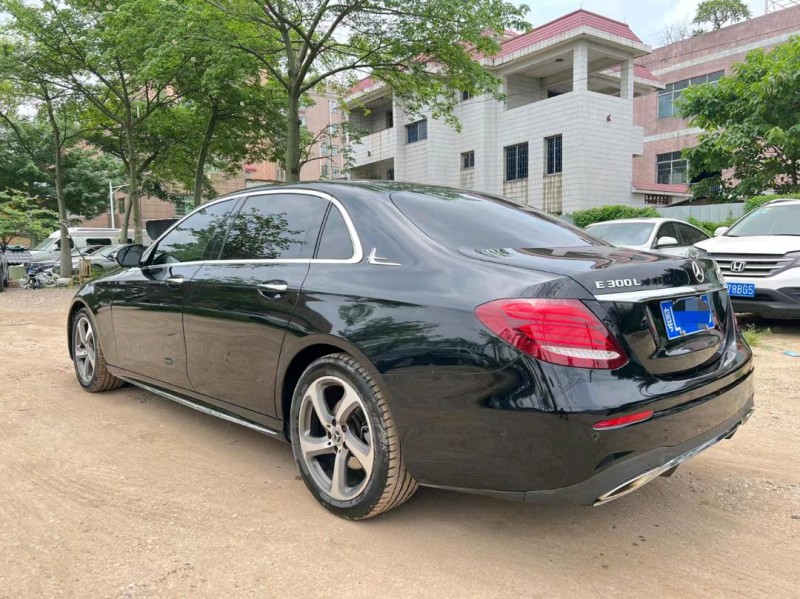 广州17年奔驰E8