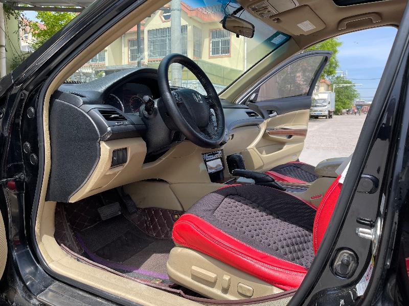 青岛12年本田雅阁6